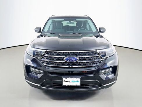Used 2023 Ford Explorer XLT AWD/4WD image 2