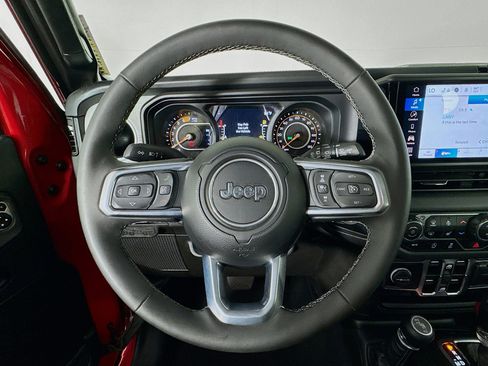 Used 2025 Jeep Wrangler Sahara image 11