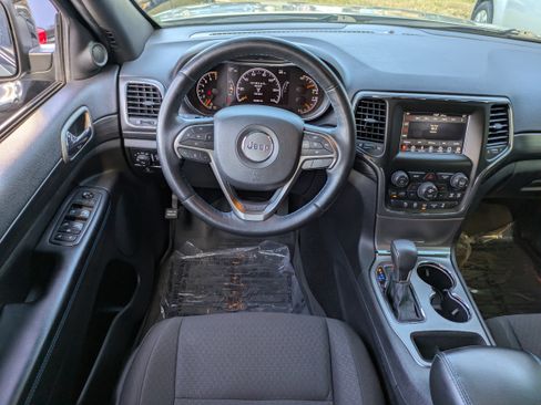 Used 2019 Jeep Grand Cherokee Laredo image 18