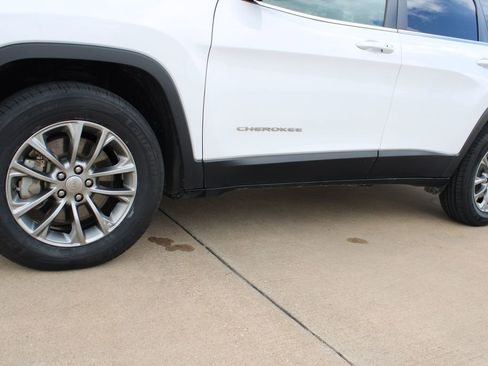 Used 2019 Jeep Cherokee Latitude Plus w/ Comfort/Convenience Group AWD/4WD image 10
