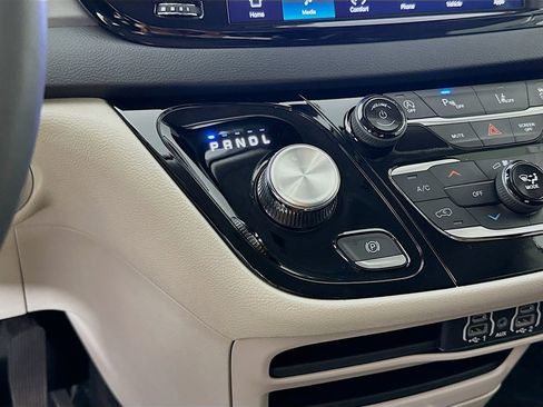 Certified 2024 Chrysler Pacifica Touring-L image 25