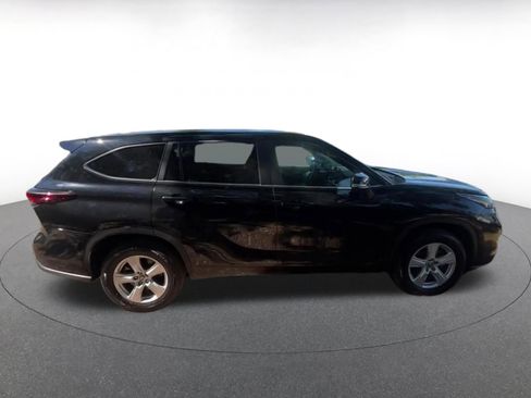 Used 2025 Toyota Highlander LE FWD image 16
