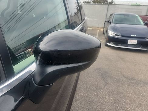 Used 2024 Chrysler Voyager LX FWD image 7