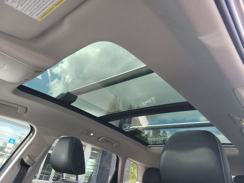 Used 2024 Volkswagen Taos SE image 17