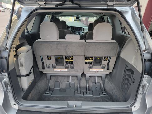 Used 2018 Toyota Sienna LE w/ Carpet Mat Package FWD image 13