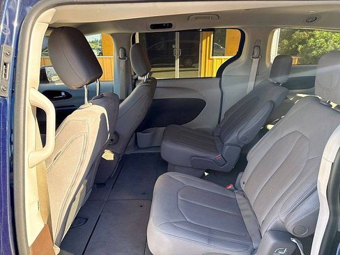 Used 2020 Chrysler Pacifica Touring w/ Advanced Safetytec Group FWD image 16