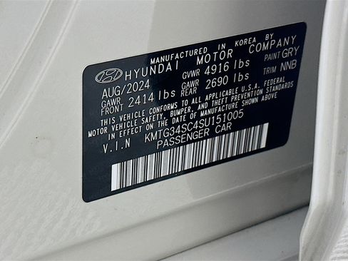 Used 2025 Genesis G70 2.5T image 12