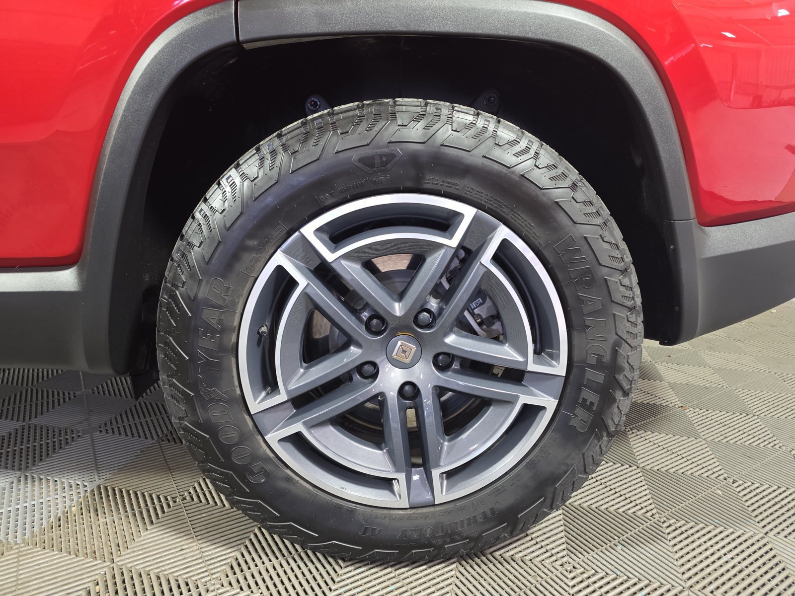 Used 2025 Rivian R1S Adventure Dual AWD/4WD image 10