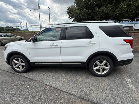 Used 2018 Ford Explorer XLT w/ Equipment Group 201A FWD image 3