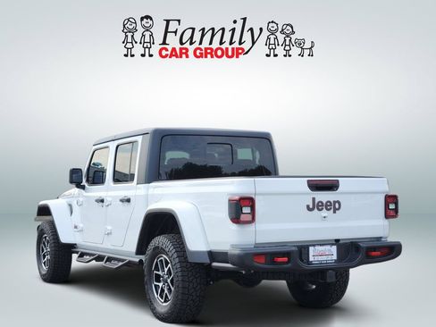 Used 2025 Jeep Gladiator Rubicon w/ Convenience Group AWD/4WD image 3