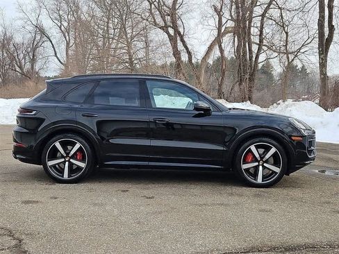 Used 2025 Porsche Cayenne S image 8