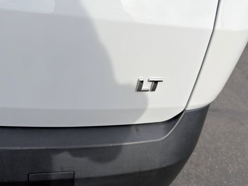 Used 2023 Chevrolet Traverse LT image 38