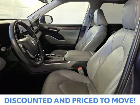 Used 2023 Toyota Highlander Limited image 15