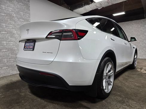 Used 2024 Tesla Model Y Long Range AWD/4WD image 41