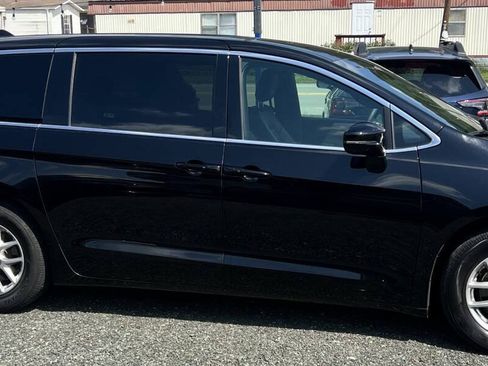 Used 2025 Chrysler Pacifica Select FWD image 4