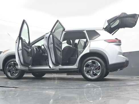 Used 2025 Nissan Rogue SV FWD image 47