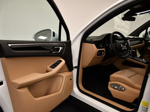 Certified 2026 Porsche Macan AWD/4WD image 39