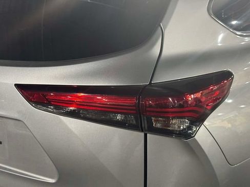 Used 2020 Toyota Highlander LE AWD/4WD image 14