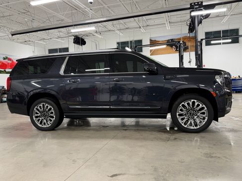 Used 2023 GMC Yukon XL Denali Ultimate AWD/4WD image 7