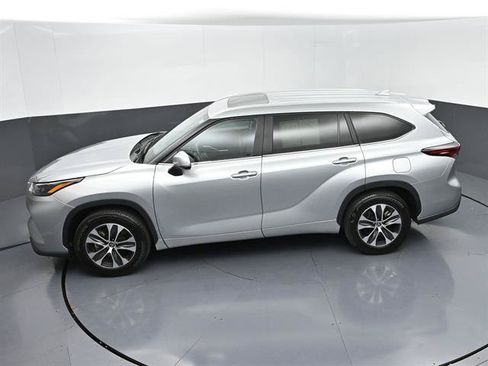 Certified 2025 Toyota Highlander XLE FWD image 42