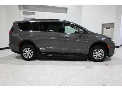 Used 2022 Chrysler Pacifica Touring-L FWD image 5