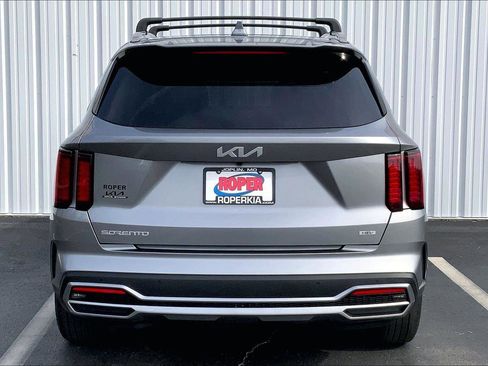 Used 2024 Kia Sorento EX w/ Panoramic Sunroof Package image 4