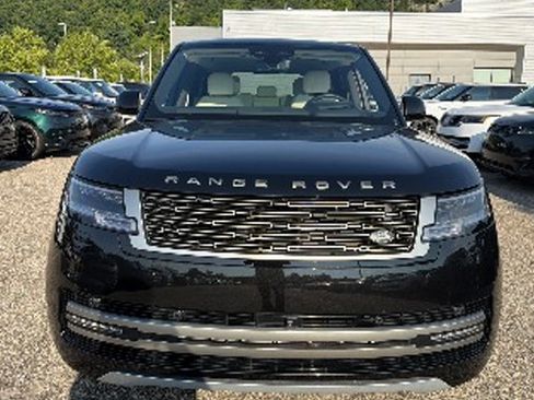Used 2025 Land Rover Range Rover SE AWD/4WD image 2