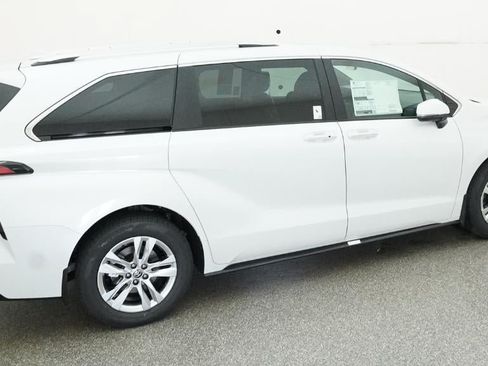 New 2026 Toyota Sienna Limited FWD image 10