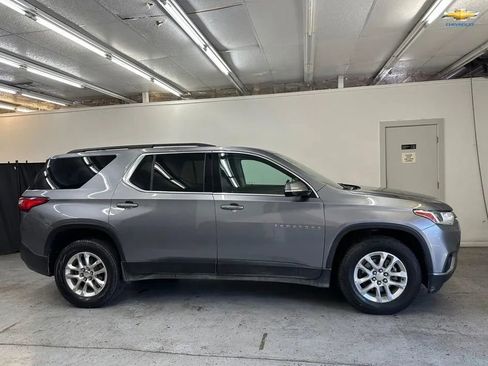 Used 2020 Chevrolet Traverse LT image 2