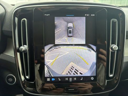 Used 2025 Volvo XC40 B5 Plus image 8