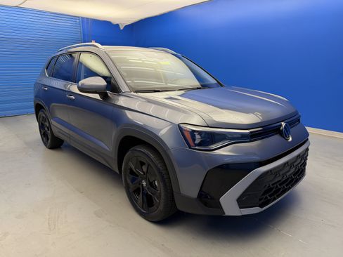 Certified 2025 Volkswagen Taos SE w/ Panoramic Sunroof Package FWD image 2