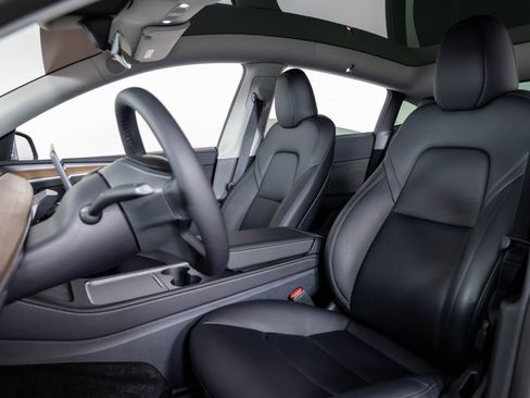 Used 2025 Tesla Model Y Long Range image 16