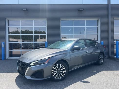 Used 2024 Nissan Altima 2.5 SV FWD image 1