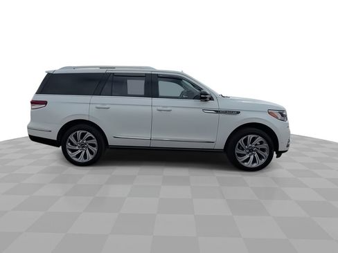 Used 2024 Lincoln Navigator Premiere AWD/4WD image 9