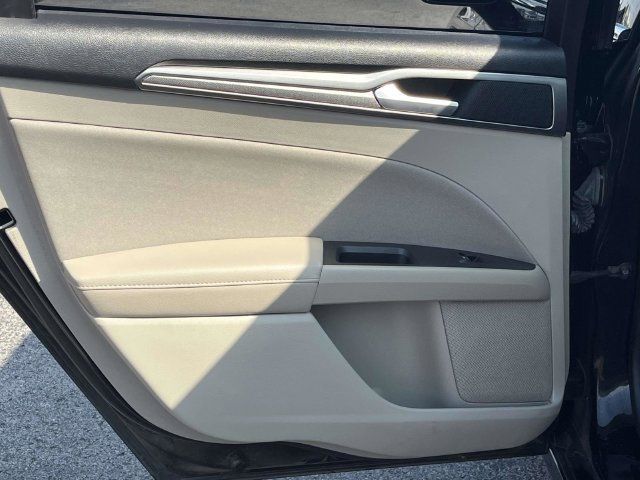 Used 2020 Ford Fusion SE FWD image 16