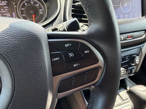 Used 2020 Jeep Cherokee Latitude Plus AWD/4WD image 8