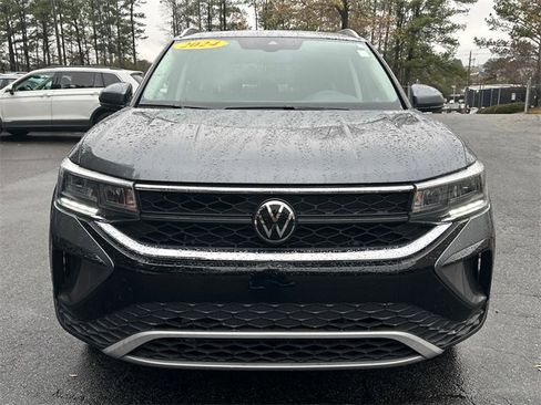 Certified 2024 Volkswagen Taos SE image 2