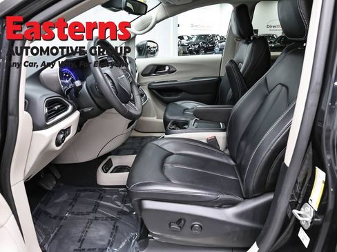 Used 2023 Chrysler Pacifica Touring-L FWD image 14