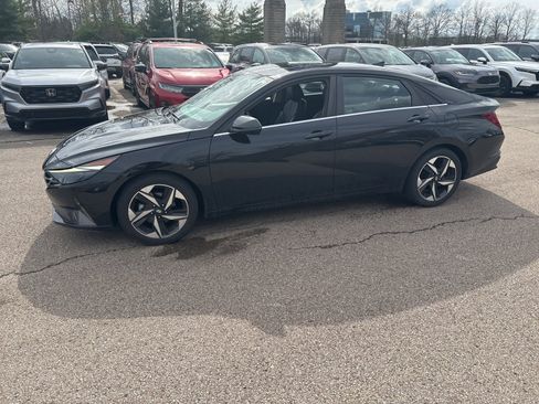 Used 2021 Hyundai Elantra Limited image 9