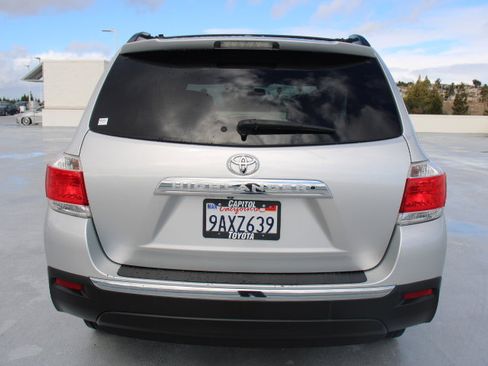 Used 2011 Toyota Highlander 2WD w/ Tech Pkg image 4
