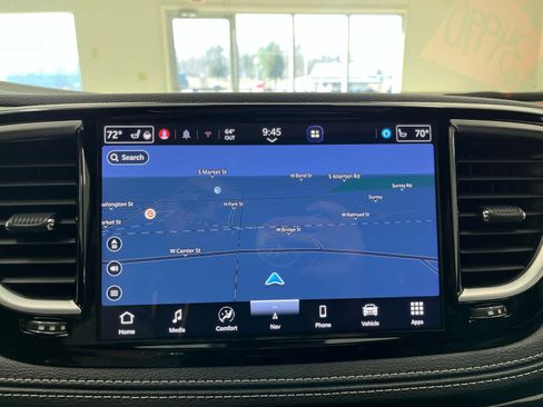 Used 2023 Chrysler Pacifica Limited w/ Uconnect Theater Family Group image 35