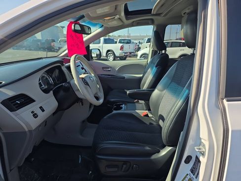 Used 2014 Toyota Sienna SE FWD image 18