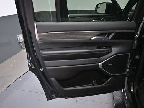 Used 2024 Jeep Wagoneer Series II AWD/4WD image 13