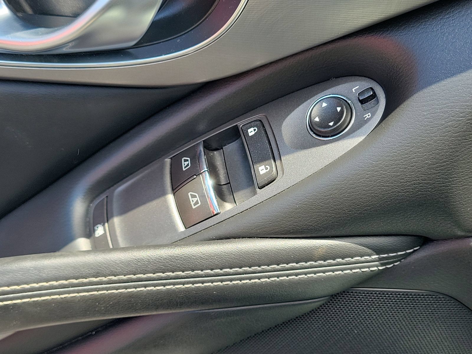 Used 2017 INFINITI Q60 2.0t w/ Moonroof Package RWD image 19