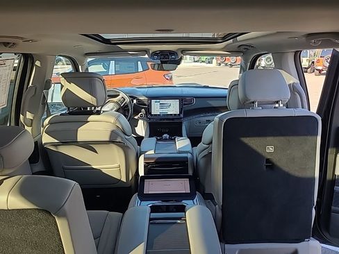 Used 2024 Jeep Grand Wagoneer L 4WD image 10