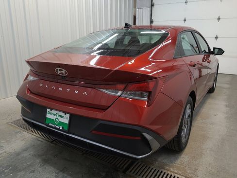 Used 2024 Hyundai Elantra SEL FWD image 9