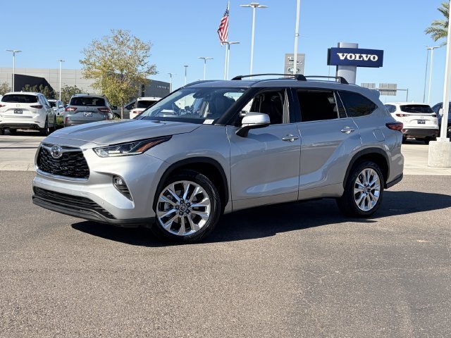 Used 2023 Toyota Highlander Limited FWD image 2