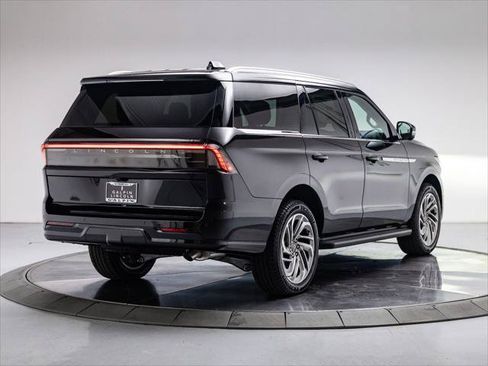 New 2027 Lincoln Navigator Premiere RWD image 5
