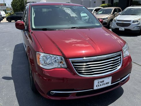 Used 2016 Chrysler Town & Country Touring w/ Driver Convenience Group FWD image 4