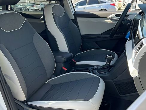 New 2026 Volkswagen Taos SE image 8